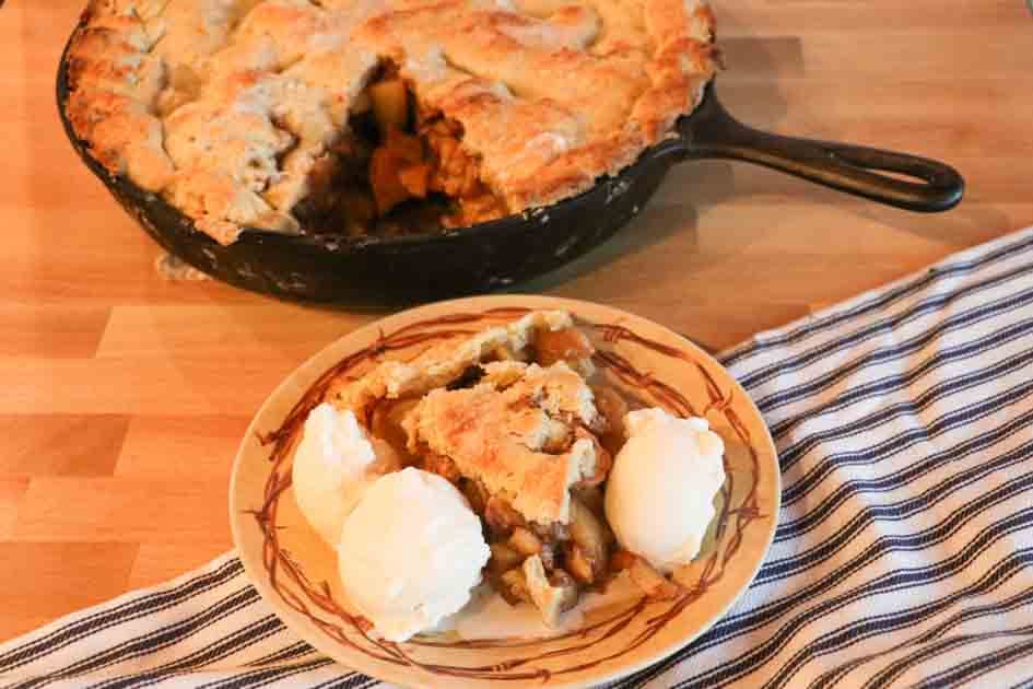 apple pie and ice cream freshly served